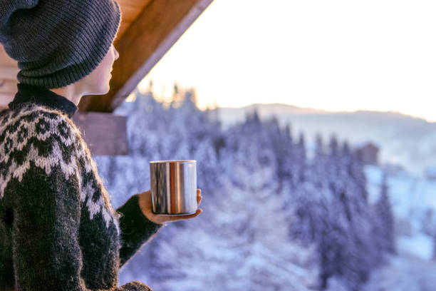 jonge vrouw drinken van thee of koffie met de natuur op achtergrond - cafe snow stockfoto's en -beelden