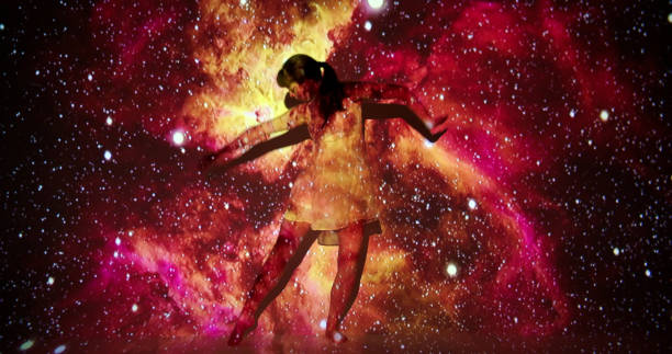 projeção de nebulosa em cima de um dançarino feminino - women dancing contemporary red - fotografias e filmes do acervo