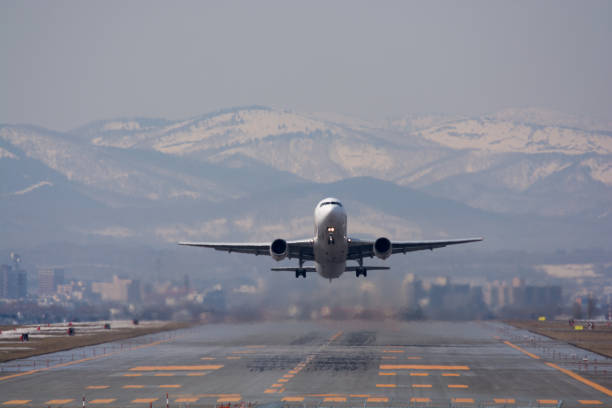 jet-flugzeug abheben - airfield mountain snow airport stock-fotos und bilder