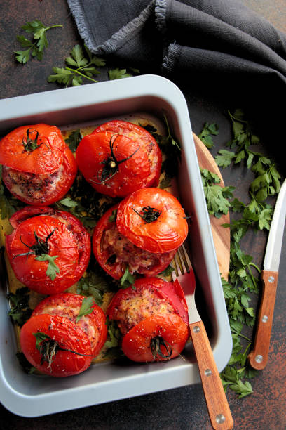 tomates rellenos - stuffed tomato fotografías e imágenes de stock