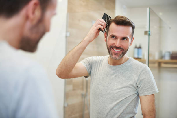 남자 화장실에서 그의 머리를 빗질 - men stubble beard human hair 뉴스 사진 이미지