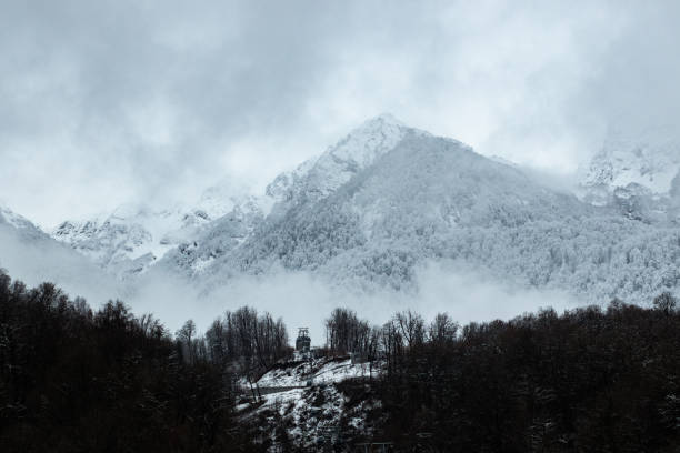 montagne di veiw beauyiful con nuvole - beauyiful foto e immagini stock