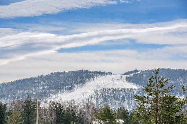 スキー足跡にセルビアの冬シーズン divcibare 山 - trackway ストックフォトと画像