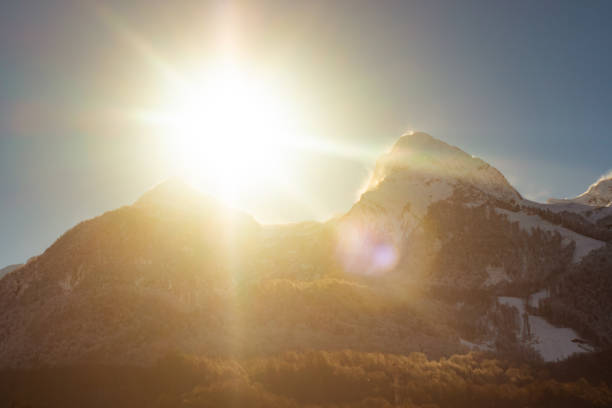 montagne di veiw beauyiful con sole - beauyiful foto e immagini stock