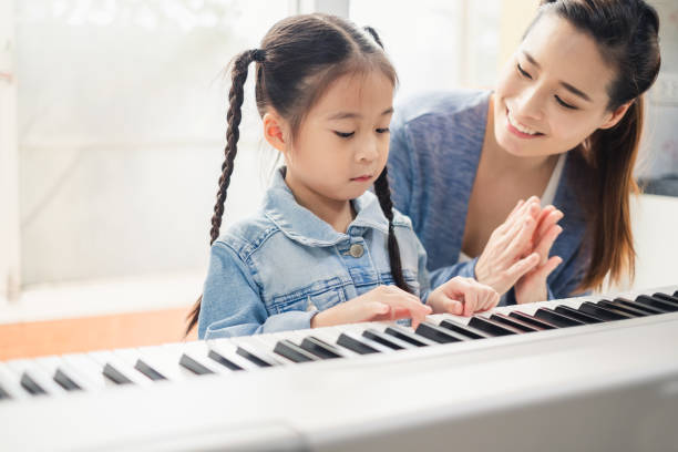 아시아 젊은 피아니스트 교사 교육 여자 아이 학생 피아노, 음악 교육 개념 - skill piano music child 뉴스 사진 이미지