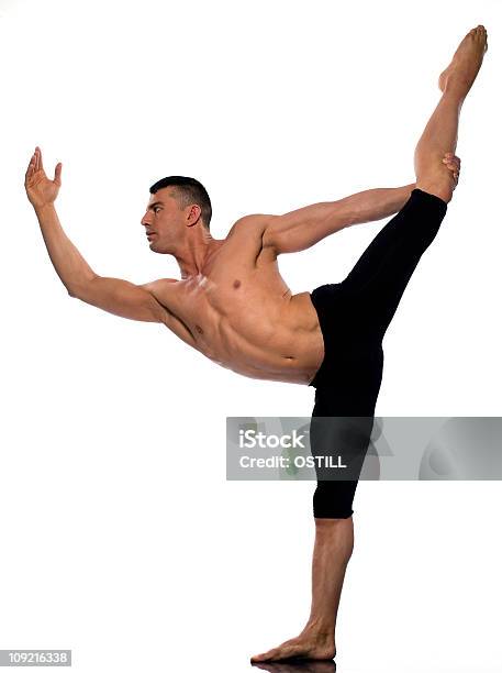 Homem De Pose De Ioga Natarajasana Dançarina Asanas - Fotografias de stock e mais imagens de Acrobata