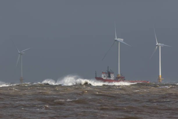 schiff in rauer see rund um offshore-windkraftanlagen bauernhof. - storm tide tide wave high tide stock-fotos und bilder