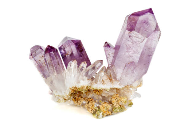 аметист кристалл дрез макро минерал на белом фоне - precious gem rough stone amethyst стоковые фото и изображения