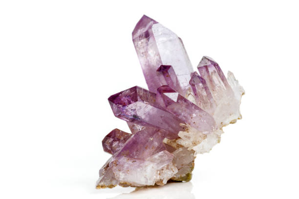 аметист кристалл дрез макро минерал на белом фоне - precious gem rough stone amethyst стоковые фото и изображения