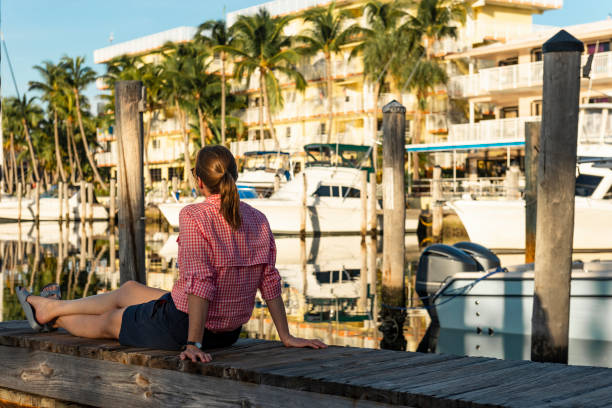 relaxe e mar - marina yacht florida sunset - fotografias e filmes do acervo