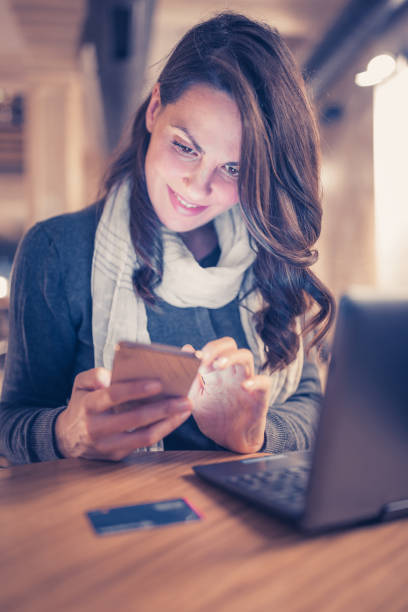 istock Young, pregnant woman making an online purchase. 1092183880