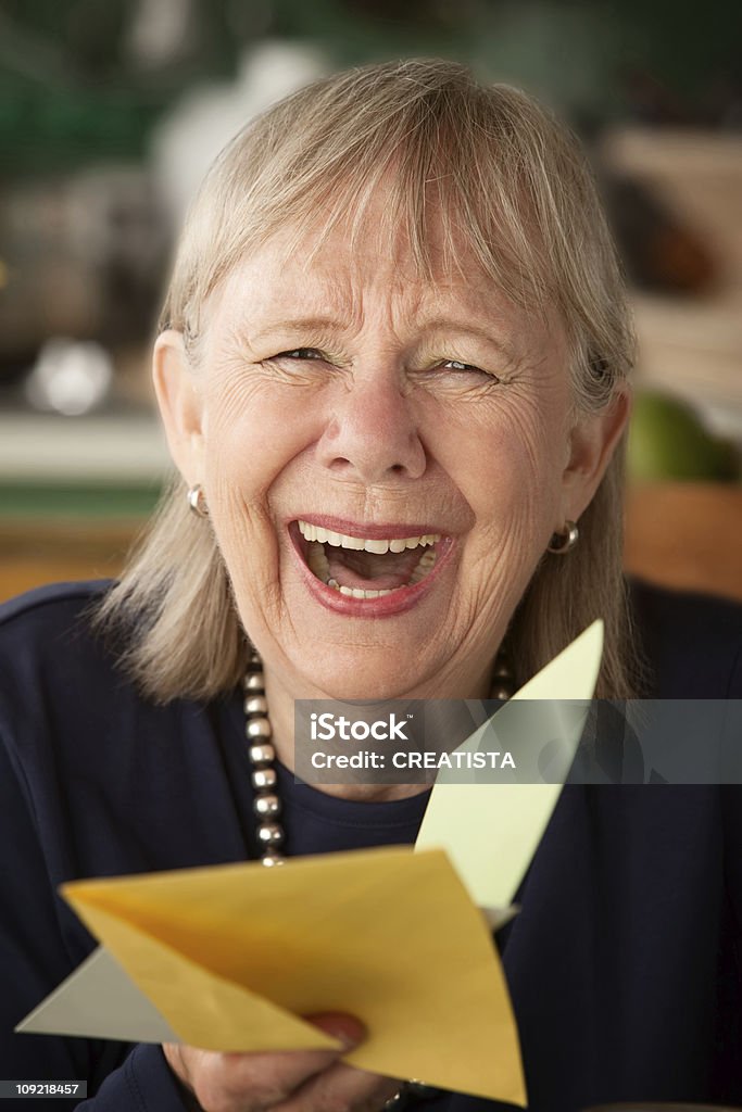 Donna anziana con Cartolina di auguri - Foto stock royalty-free di Leggere