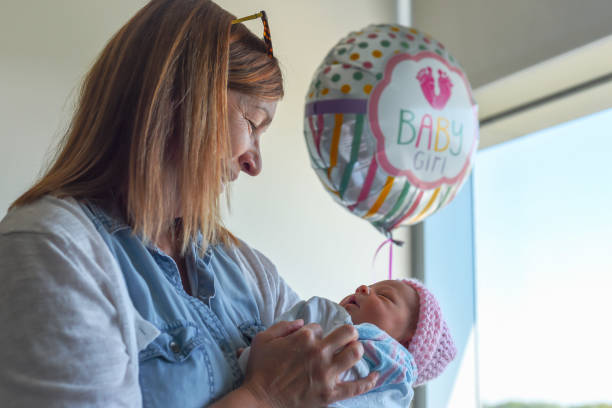 bebê de visita mulher feliz no hospital - baby grandparent newborn grandmother - fotografias e filmes do acervo