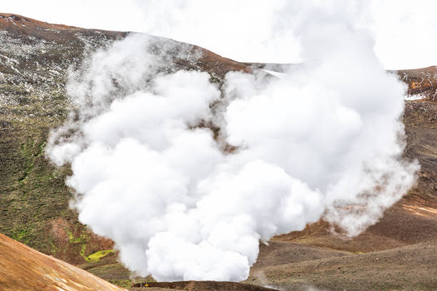 ビチ レブ火口 krafla カルデラ地熱産業煙蒸気蒸気発電所から風景 - iceland hot spring geothermal power station geyser ストックフォトと画像