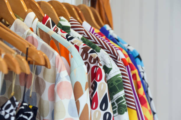 나무 옷걸이에 걸려 화려한 셔츠의 다양 한 클로즈업 - vintage attire 뉴스 사진 이미지