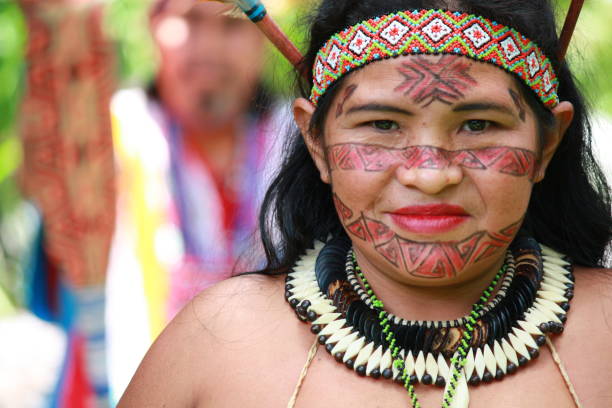 katukinas indígenas - india women ethnic indigenous culture fotografías e imágenes de stock