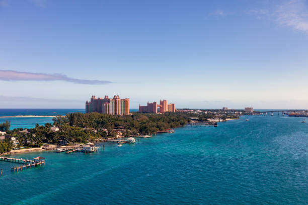 vista aerea panoramica di paradise island - nassau foto e immagini stock