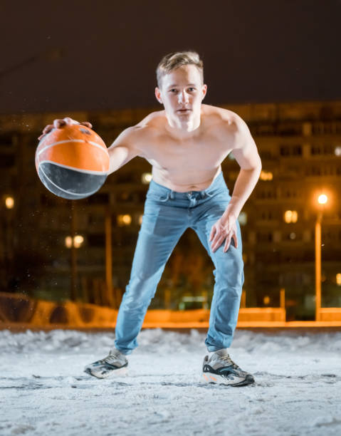 giovane che mostra la tecnica del dribbling di basket - sport chest men adolescence foto e immagini stock
