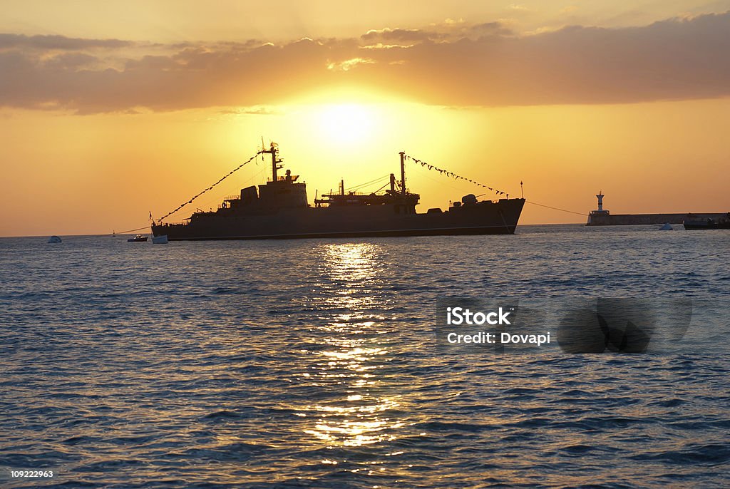 Imbarcazione militare contro il tramonto - Foto stock royalty-free di Acqua