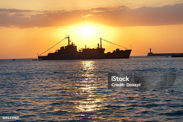 Veículo Aquático Militar Contra O Pôr Do Sol - Fotografias de stock e mais imagens de Amarelo - Amarelo, Anoitecer, Ao Ar Livre