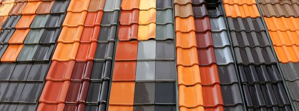 nuevas tejas de diferentes colores - roof tile roof textured red fotografías e imágenes de stock