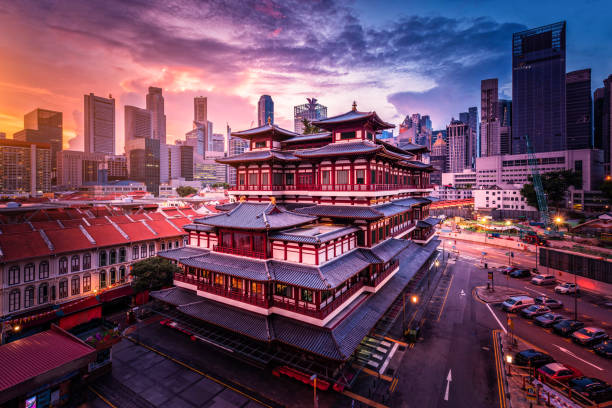 tempio della reliquia del dente di buddha all'alba nella città cinese di singapore. - temple singapore city singapore buddhism foto e immagini stock