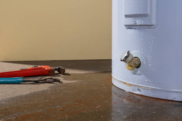 mieszkalny podgrzewacz wody użytkowej wyciekający z narzędzi hydraulika - water pipe home improvement pipe valve zdjęcia i obrazy z banku zdjęć