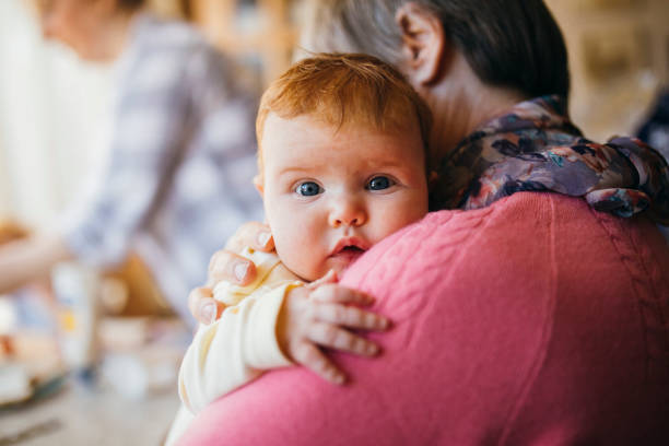 coccole con la nonna - baby grandparent newborn grandmother foto e immagini stock