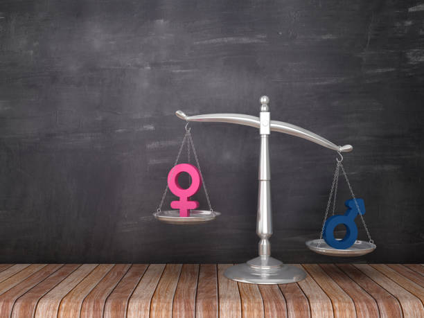 весы правосудия с гендерными символами на деревянном этаже - chalkboard background - 3d rendering - gender symbol scales of justice weight scale imbalance стоковые фото и изображения