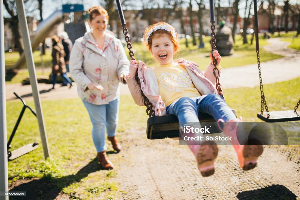 Plezier in het Park met moeder - Royalty-free Kind Stockfoto