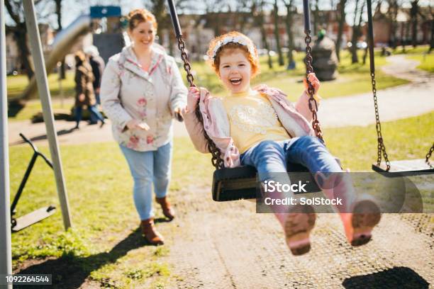 Plezier In Het Park Met Moeder Stockfoto en meer beelden van Kind - Kind, Nageslacht, Speeltuin