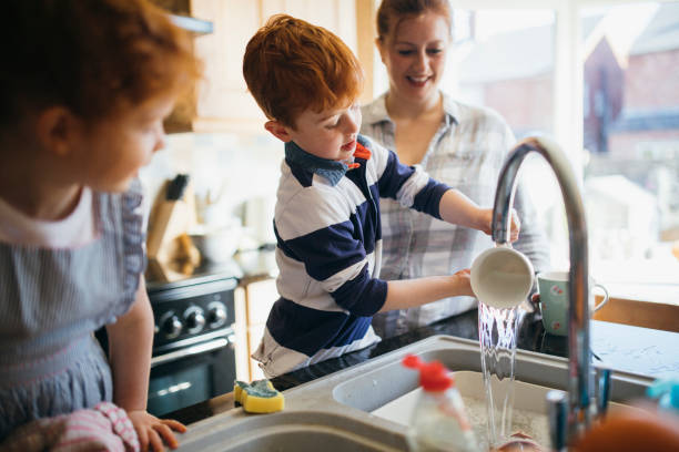 zabawa mycie naczyń - dishwashing detergent zdjęcia i obrazy z banku zdjęć