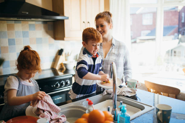 istock Washing the Dishes with Mummy 1092271604
