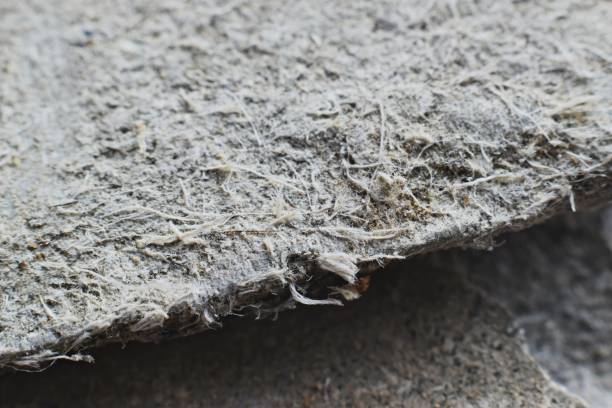 การถ่ายภาพรายละเอียดของวัสดุคลุมหลังคาด้วยเส้นใยใยหิน - asbestos mineral ภาพสต็อก ภาพถ่ายและรูปภาพปลอดค่าลิขสิทธิ์
