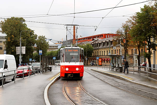 tranvía rojo en el bulevar de mero en la noche, tallin, estonia - cable car driver transportation occupation tramway fotografías e imágenes de stock