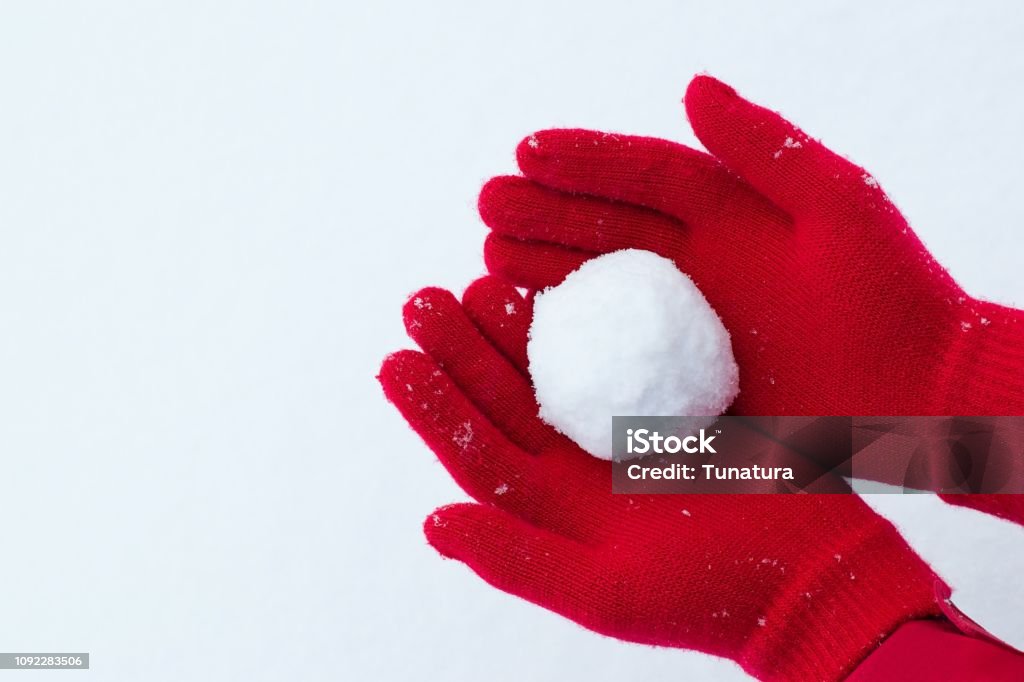Handen in rode handschoenen houden sneeuwbal - Royalty-free Sneeuwbal Stockfoto