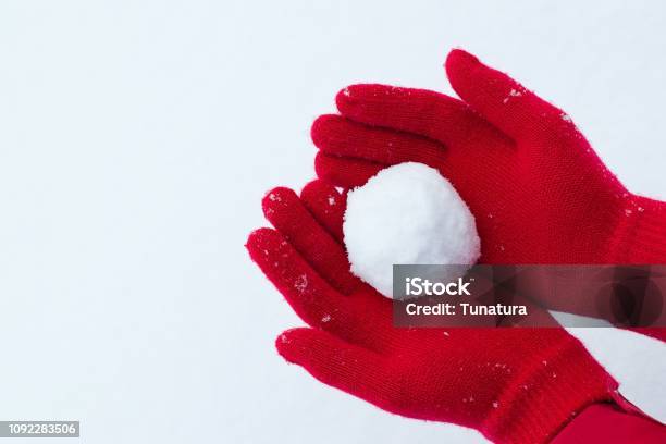 Handen In Rode Handschoenen Houden Sneeuwbal Stockfoto en meer beelden van Sneeuwbal - Sneeuwbal, Hand, Handschoen