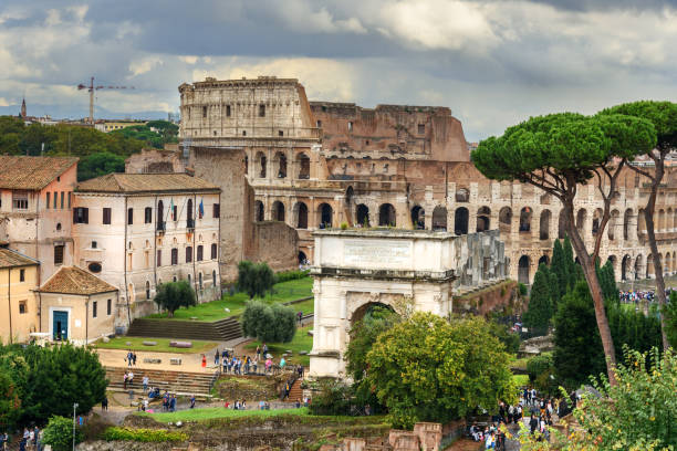 колизей и руины римского форума. арка тита и других. рим. италия - arch of titus стоковые фото и изображения