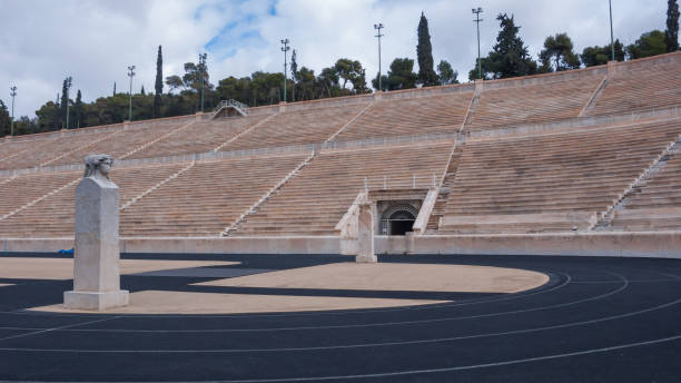 vue panoramique du stade panathénaïque ou kallimarmaro à athènes, attique, grèce - marathon ancient greece greek culture photos et images de collection