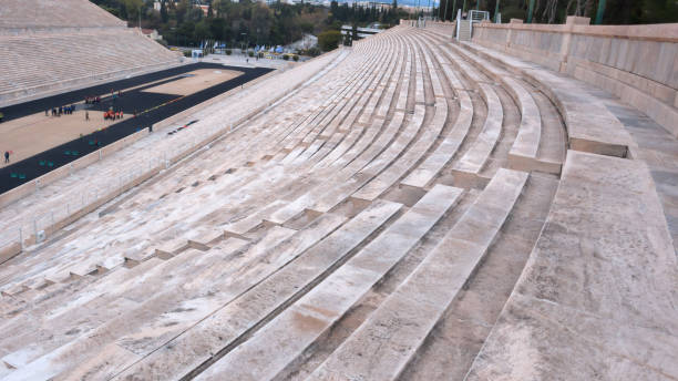 vue panoramique du stade panathénaïque ou kallimarmaro à athènes, attique, grèce - marathon ancient greece greek culture photos et images de collection