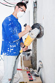 mann-mit-professionellen-winkelschleifer-schneiden-wand.jpg?b=1&s=170x170&k=20&c=DD687sOzQV7DZxdt-AWVQ8KcMPffHHcwgKJ0y_6PJdo=