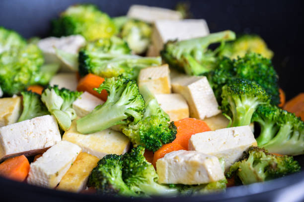 gegrillter tofu mit brokkoli und karotten im wok. - tofu chinese cuisine vegetarian food broccoli stock-fotos und bilder