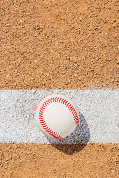 vista aerea del baseball su foul line sullo sporco del diamante da baseball - baseline baseball single line dirt foto e immagini stock