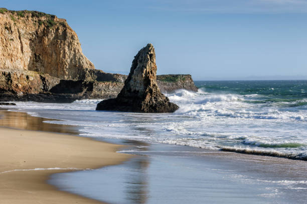 istock Ocean Waves Crashing on Rocky California Coast Beach 1092314326