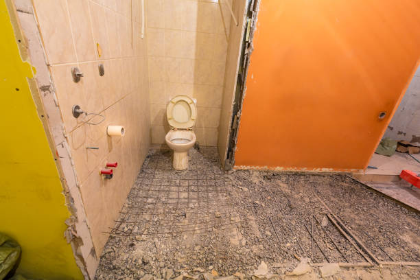 Toilet room or restroom with old toilet bowl, bags with construction trash are in apartment that is under construction, remodeling, renovation, overhaul, extension, restoration and reconstruction. Concept of total home improvement sala de baño o baño con inodoro viejo, bolsas con basura de la construcción están en apartamento que está bajo construcción, remodelación, renovación, revisión, ampliación, restauración y reconstrucción. concepto de mejoras para el hogar total.