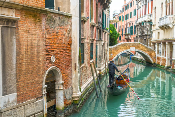 kanäle von venedig - gondel - men gondolier people activity stock-fotos und bilder