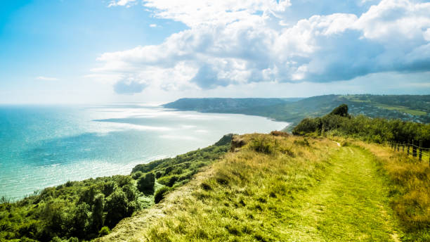 英国の田舎で英語チャンネルは、丘の上の経路 - dorset uk ストックフォトと画像