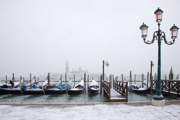 neve no venetian gôndolas, st. mark quadrados, veneza, itália - riva degli schiavoni - fotografias e filmes do acervo