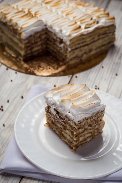 gâteau sablé à la crème avec le lait concentré, le chocolat et noix - victoria sandwich photos et images de collection