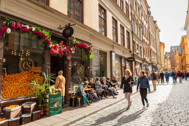 kawiarnie na starym mieście w gamla stan w sztokholmie, szwecja - sidewalk cafe cafe stockholm sweden zdjęcia i obrazy z banku zdjęć